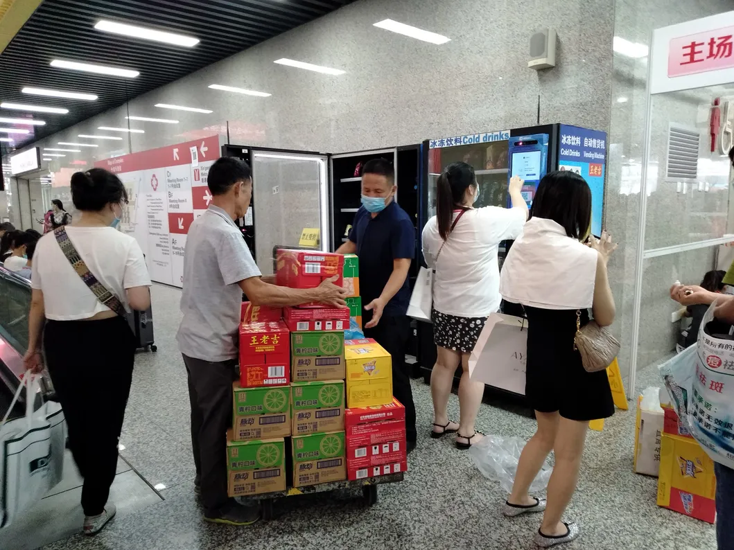 Industrial Vending Machine with Storage Locker for Cutting Tools Management