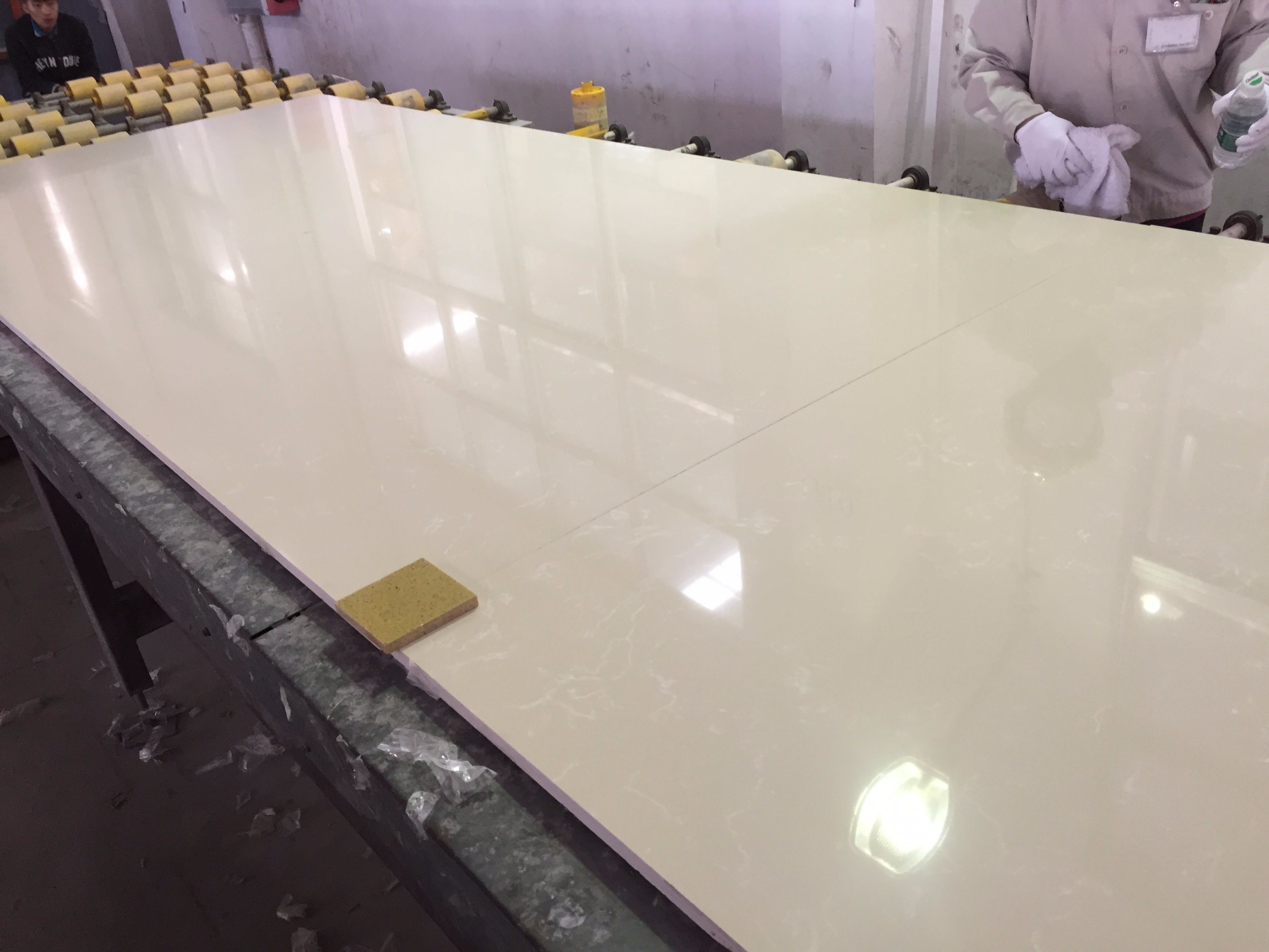 China Cream Color Quartz Kitchen Countertop Quartz Stone