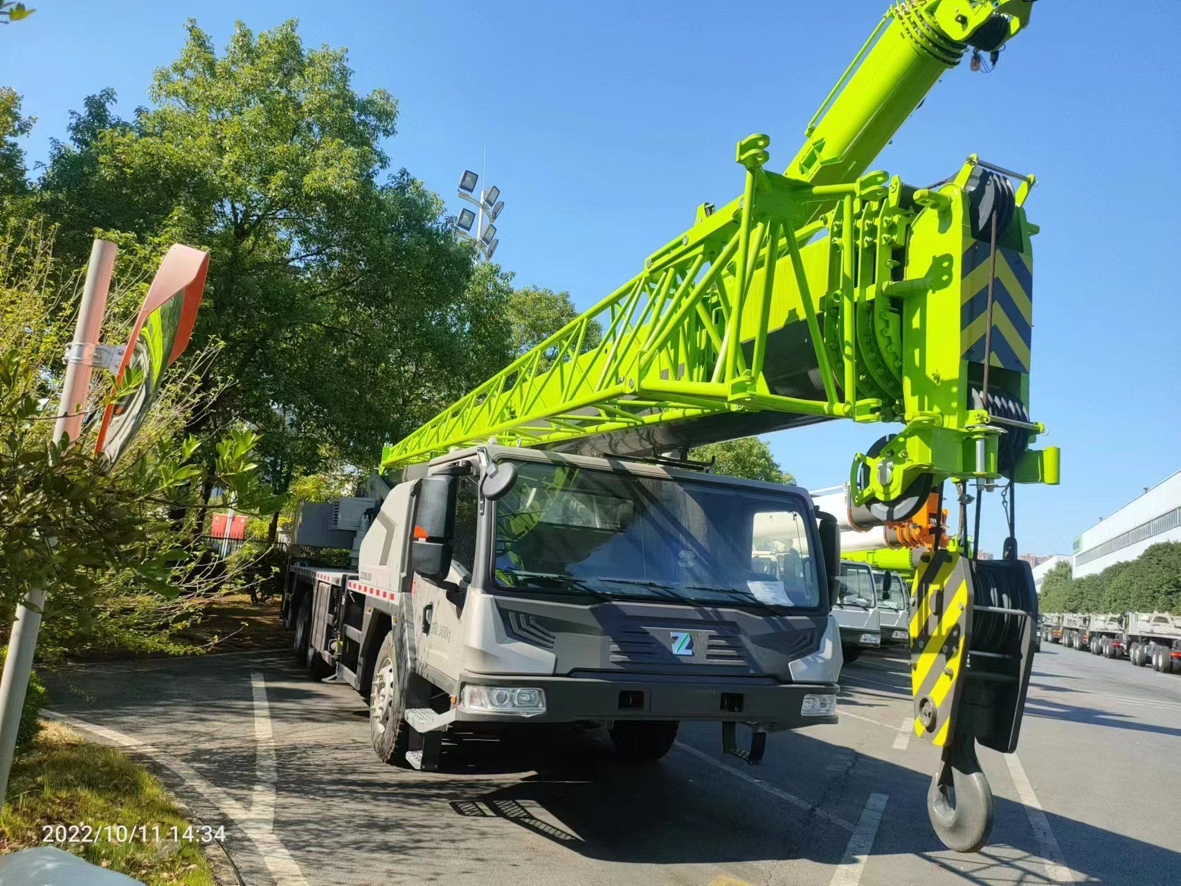 Zoomlion 35 Ton Truck Crane 35 Ton Low Price 5 Section Boom Truck Crane zoomlion-35-ton-truck-crane-35-ton-low-price-5-section-boom-truck-crane