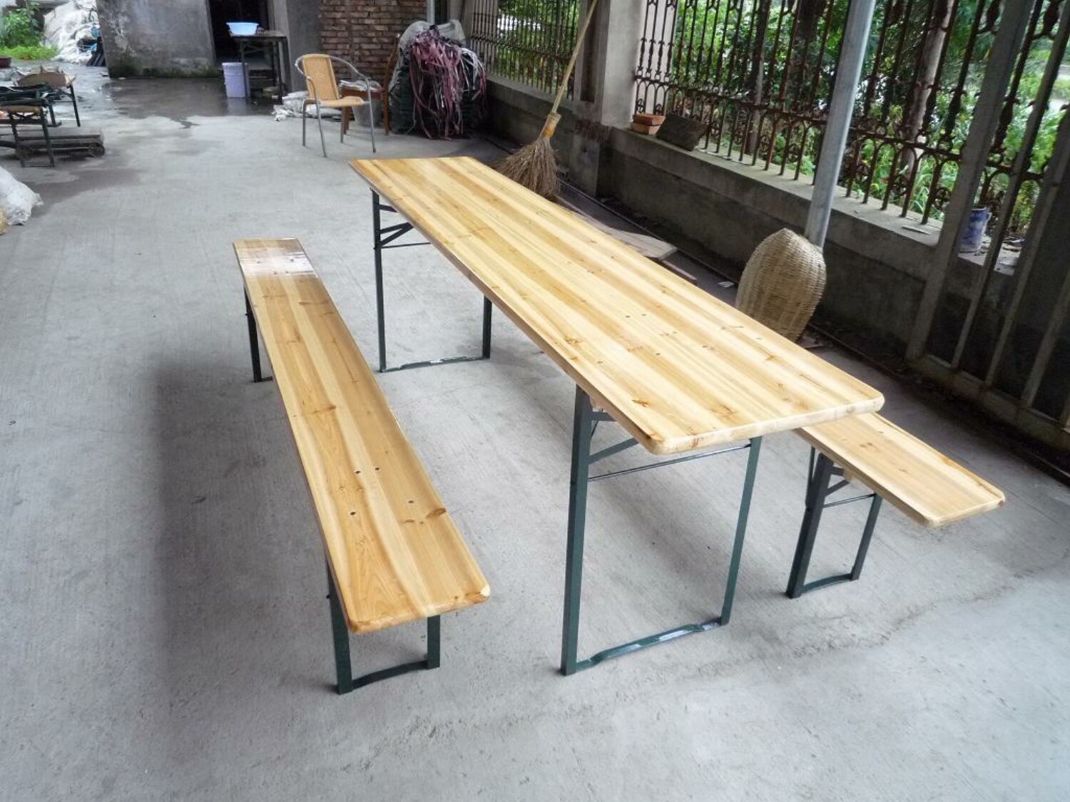 Outdoor Wooden Beer Table and Benches pictures & photos